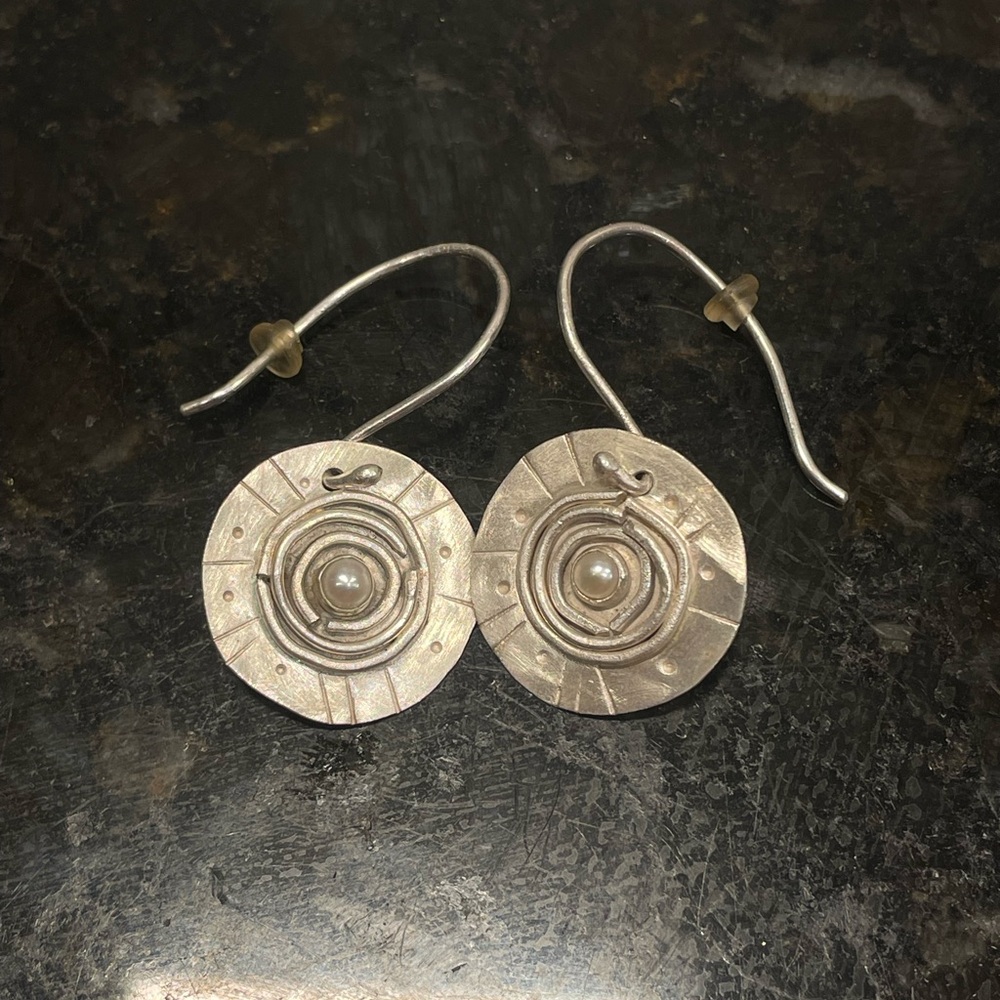 Elegant sterling Silver Spiral fresh water pearl Earrings - Picture 1 of 2